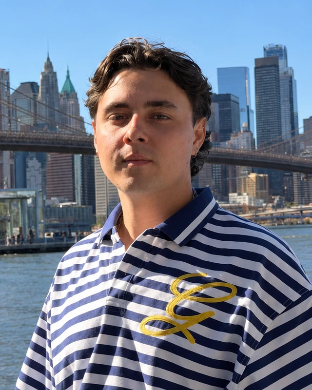 Portrait of Roberto Marco Sánchez in New York, with the Brooklyn Bridge behind him